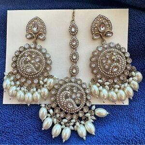 Gold Color Kundan Earrings With Maang Tikka